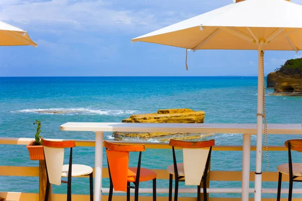 Día soleado en la playa con sombrillas y asientos. Cielo azul ante el hermoso clima. Imagen de concepto de vacaciones con mar y cielo . — Foto de Stock