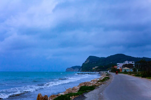Асфальтована дорога на морському пляжі. Прекрасний мальовничий вид на море з блакитним небом . — стокове фото