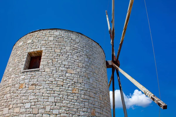 Eski fırıldak gökyüzü mavi ve beyaz bulutlar. Eski yerleri gıda üretimi için. Taş uzun geçmişi ile bina.