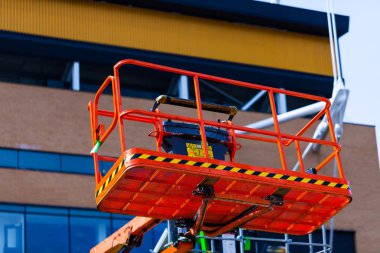 Kaldırma Vinç sepeti ölçmek için. Vinç yükselen inşaat alanında konseptiyle sanayi.