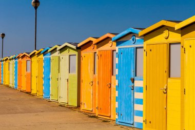 Ahşap kamu Odalar sahilde değiştirin. Renkli değişiklik Odalar. Tatil kavramı.