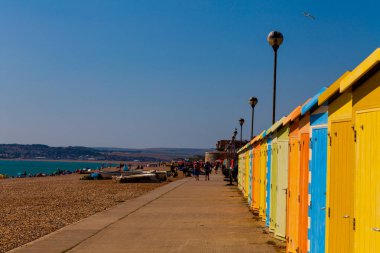 Ahşap kamu Odalar sahilde değiştirin. Renkli değişiklik Odalar. Tatil kavramı.