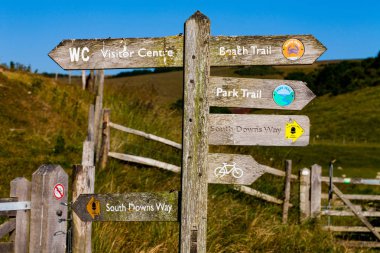 Eski ahşap kavşak yön işareti. Seyahat ve Turizm kavramı görüntü.