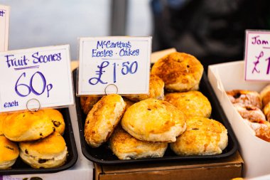 Pasta ve kurabiye Dükkanı penceresinde fiyat etiketleri ile. Lezzetli tatlılar satış. Hamur işleri satış gıda kavramı.
