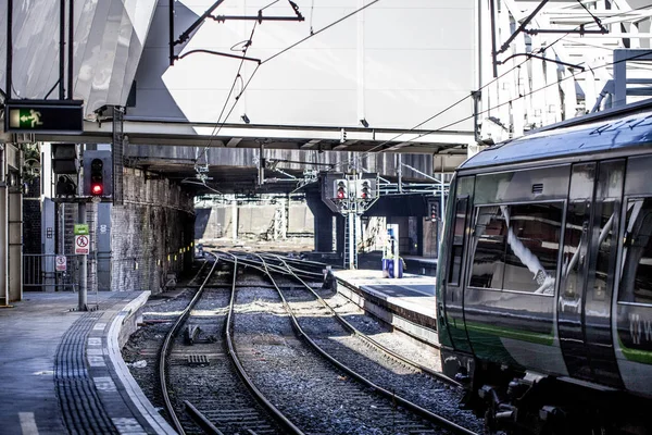 Zug auf dem Bahnhof wartet an der roten Ampel. Eisenbahnen auf dem Bahnhof. — Stockfoto