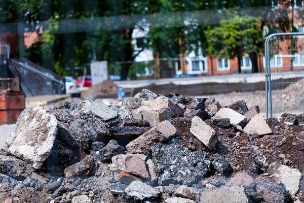 Pila di calcestruzzo waiste sul cantiere. Concetto di costruzione e demolizione . — Foto Stock