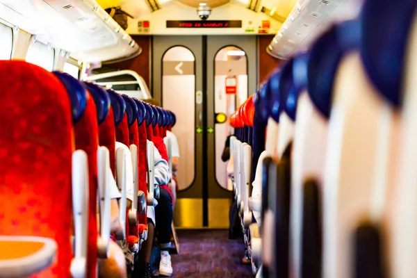 In der schnellen U-Bahn. Konzentration auf einen Sitz. flacher Fokus mit verschwommenem Hintergrund. — Stockfoto