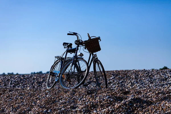 Велосипеди припарковані на кам'янистому пляжі. Сонячний день з концепцією велосипеда. Відпочинок та спорт з велосипедами . — стокове фото
