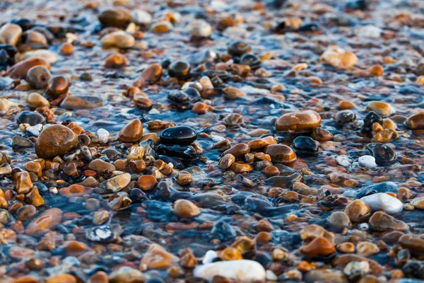 Água rasa na praia com pedras. Conceito de calma e saúde com rochas na água . — Fotografia de Stock