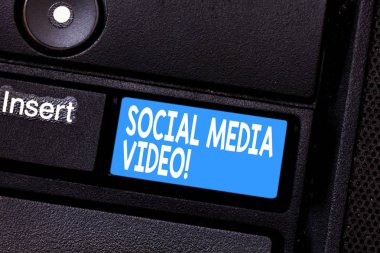 Kavramsal el sosyal medya Video gösterilen yazma. İş fotoğraf paylaşım anlar ya da arkadaş klavye tuşu bilgisayar ileti fikir oluşturmak için niyet arasında içerik web sitenize vitrine.