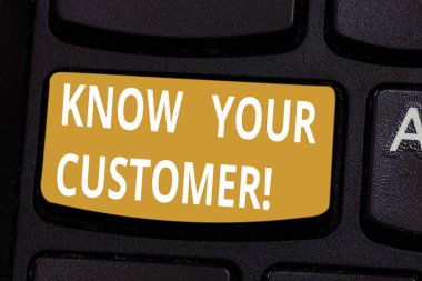 El yazısı metin Know müşteri. İstemciler kimlik doğrulama ve potansiyel riskleri klavye tuşuna basarak tuş takımı fikir bilgisayar ileti oluşturmak için niyet değerlendirirken anlam kavramı.