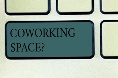 Metin yazma Coworking Spacequestion kelime. İş Hizmetleri için iş kavramı klavye tuşuna basarak tuş takımı fikir bilgisayar ileti oluşturmak için niyet çalışmaya ofisleri paylaşılan.