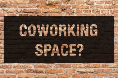 Coworking Spacequestion gösterilen not yazma. İş Hizmetleri Tuğla duvar sanat Graffiti motivasyonel çağrı duvarda yazılı gibi çalışmak için paylaşılan ofisleri vitrine iş fotoğraf.
