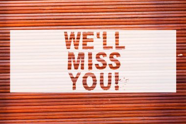 Biz Ll seni özledim gösterilen not yazma. Fotoğraf iş mesaj tuğla duvar sanatı seven gidiyorsun çünkü üzgün hissetmek vitrine gidecek gibi duvarda yazılı Graffiti motivasyonel çağrı.