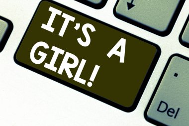 O S A kız gösterilen metin işareti. Pembe klavye tuşuna basarak tuş takımı fikir bilgisayar ileti oluşturmak için niyet bir sürü kavramsal fotoğraf bekliyor bebek şirin pastel renkler.