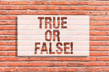 Doğru veya yanlış gösterilen metin işareti. Kavramsal fotoğraf karar arasında bir gerçek ya da yalan şüphe karışıklık tuğla duvar sanat Graffiti motivasyonel çağrı duvarda yazılı gibi söylüyorum.