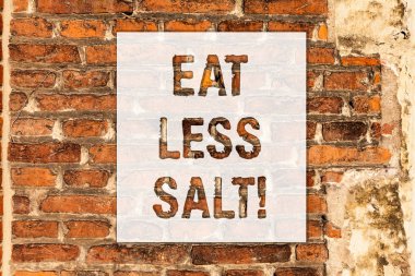 Kavramsal el yemek daha az tuz gösterilen yazma. İş fotoğraf metin azaltmak sağlıklı tuğla duvar sanat Graffiti motivasyonel çağrı duvarda yazılı gibi yemek diyet sodyum miktarı.
