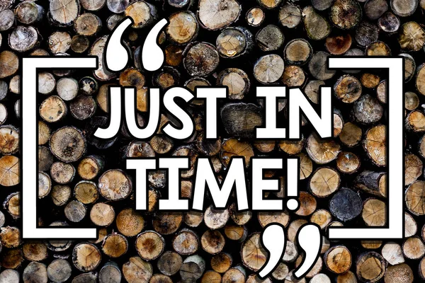 Σύνταξη σημείωσης δείχνει Just In Time. Επαγγελματίες φωτογραφία προβάλλοντας άφιξης ακριβώς ώρα απαιτείται ακρίβεια ευθύνη ξύλινο υπόβαθρο εκλεκτής ποιότητας ξύλο άγριο μήνυμα ιδέες προθέσεις σκέψεις. — Φωτογραφία Αρχείου