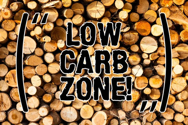 Ordet skriva text låg Carb Zone. Affärsidé för hälsosam diet för att förlora vikt äta mer proteiner socker gratis trä bakgrund vintage trä vilda meddelande idéer avsikter tankar. — Stockfoto