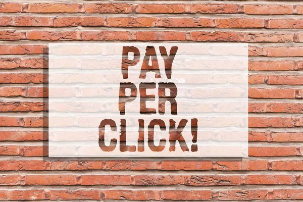 Signo de texto que muestra Pay Per Click. Foto conceptual Internet Publicidad Modelo Motor de búsqueda Estrategia Ladrillo Arte de la pared como Graffiti llamada motivacional escrita en la pared . — Foto de Stock