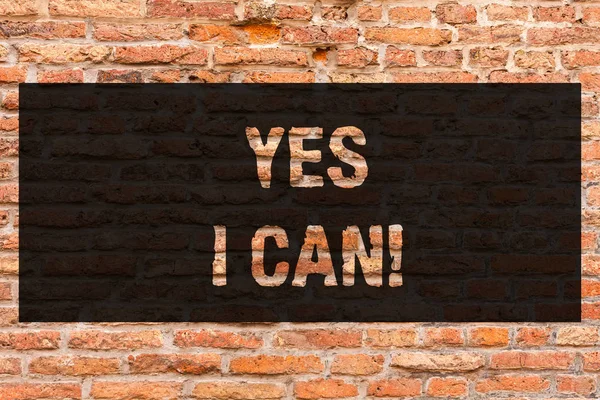 Пишу записку, показывающую "Да, я могу". Деловое фото, демонстрирующее мотивацию делать что-то, имеет достаточно сил, чтобы продолжать рисовать Кирпичные стены, как граффити мотивационный вызов, написанный на стене . — стоковое фото
