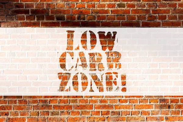 Écriture manuscrite de texte Low Carb Zone. Concept signifiant une alimentation saine pour perdre du poids manger plus de protéines sans sucre Brique Art mural comme Graffiti appel motivationnel écrit sur le mur . — Photo