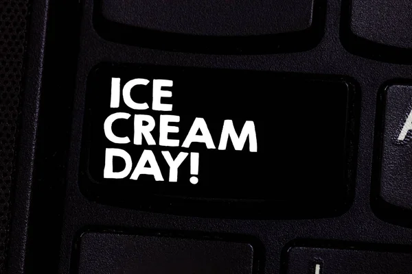 Escrita conceitual mão mostrando Ice Cream Day. Texto da foto de negócios Momento especial para comer algo doce sobremesas felicidade Teclado chave Intenção de criar ideia de mensagem de computador . — Fotografia de Stock