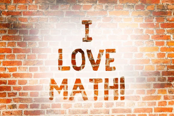 Escrevendo uma nota mostrando I Love Math. Exibição de fotos de negócios Para gostar muito de fazer cálculos matemática número geek demonstrando Brick Wall arte como Graffiti chamada motivacional escrito na parede . — Fotografia de Stock