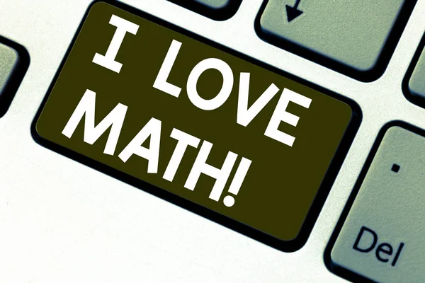 Sinal de texto mostrando que eu amo matemática. Foto conceitual Para gostar muito de fazer cálculos matemática número geek demonstrando Teclado chave Intenção de criar mensagem de computador pressionando ideia teclado . — Fotografia de Stock