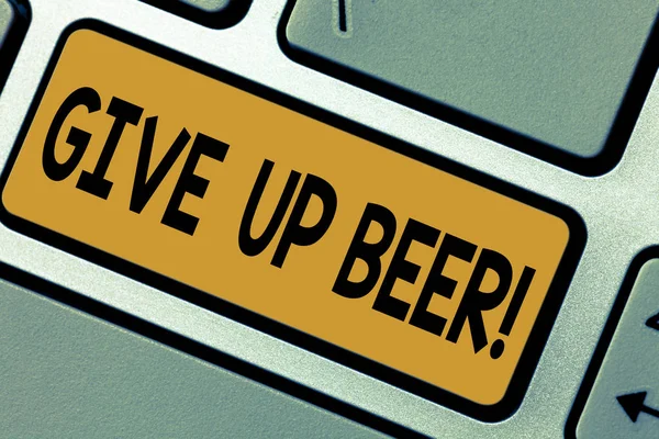 写的笔记显示放弃啤酒。商业照片显示停止饮酒治疗成瘾健康饮食键盘键意图创建计算机消息按键盘的想法. — 图库照片