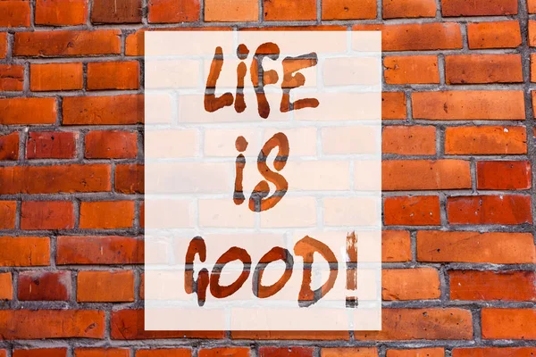 Handskrift text skriver liv är bra. Koncept vilket innebär få allt du vill och mer har hälsa bra jobb Brick Wall art som Graffiti motiverande samtal skriven på väggen. — Stockfoto