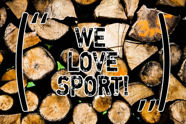 Testo di scrittura di parole We Love Sport. Business concept for Per come un sacco di praticare sport attività atletiche lavorare su sfondo di legno vintage legno selvaggio messaggio idee intenzioni pensieri . — Foto Stock