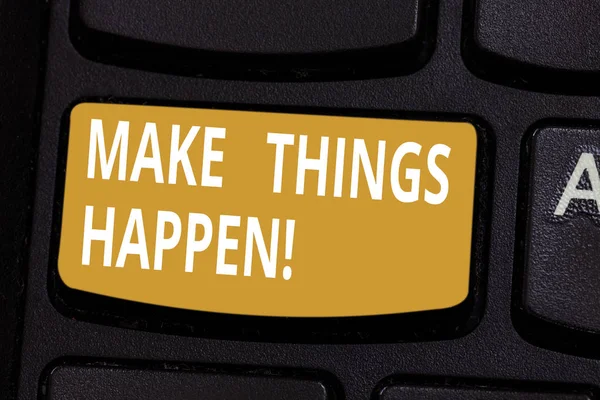 Texto de escritura a mano Make Things Happen. Concepto que significa animar a alguien a empezar a trabajar en su sueño Teclado clave Intención de crear mensaje de computadora pulsando el teclado idea . — Foto de Stock