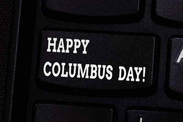 Handgeschreven tekst schrijven Happy Columbus Day. Begrip betekenis vakantie herdenkt landing van Christopher in Amerika toetsenbordtoets voornemen om computer bericht te drukken toetsenblok idee te maken. — Stockfoto