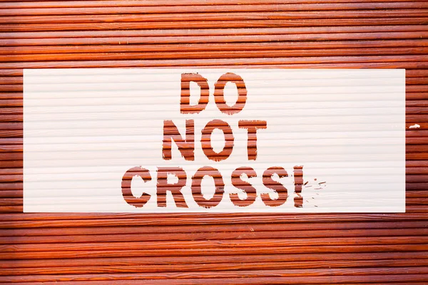 Escrevendo nota mostrando Do Not Cross. Foto de negócios mostrando Crossing é proibido advertência cautela perigosa para não fazê-lo Brick Wall arte como Graffiti chamada motivacional escrito na parede . — Fotografia de Stock