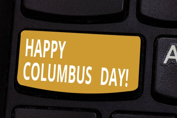 Χειρόγραφου κειμένου Happy Columbus Day. Έννοια έννοια διακοπών τιμά προσγείωση του Κρίστοφερ στην Αμερική πληκτρολόγιο κλειδί πρόθεση να δημιουργήσετε υπολογιστή μήνυμα πιέζοντας το αριθμητικό πληκτρολόγιο ιδέα. — Φωτογραφία Αρχείου