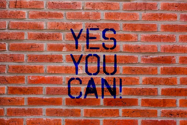 Текстовый знак "Да, ты можешь". Концептуальные фото Поощрение позитивности Убедить Действуйте уверенно Поддерживайте Кирпичные стены искусства, как граффити мотивационный вызов написан на стене . — стоковое фото