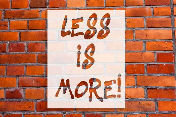 Scrivere testi a mano Less Is More. Concetto che significa approccio minimalista alla materia artistica è più efficace Mattone Wall arte come Graffiti chiamata motivazionale scritta sul muro . — Foto Stock