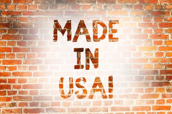 Escrevendo nota mostrando Made In Usa. Foto de negócios mostrando marca americana Estados Unidos Fabricado Produto local Brick Wall art como Graffiti chamada motivacional escrito na parede . — Fotografia de Stock