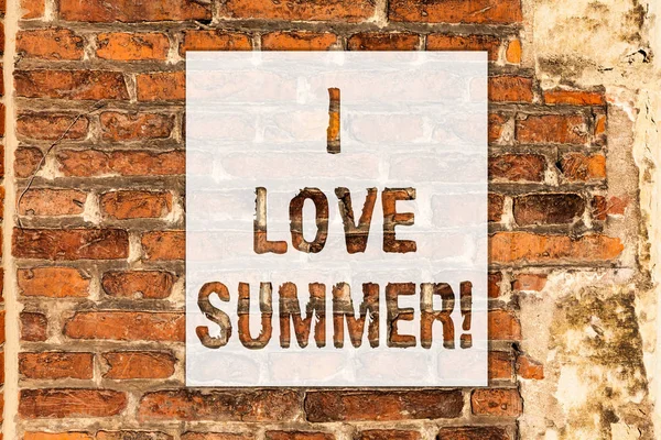 Tulisan tangan konseptual menunjukkan I Love Summer. Foto bisnis ^ Affection for sunny hot season of the year Vacations ^ Brick Wall art like Graffiti motivational call written on the wall . — Stok Foto