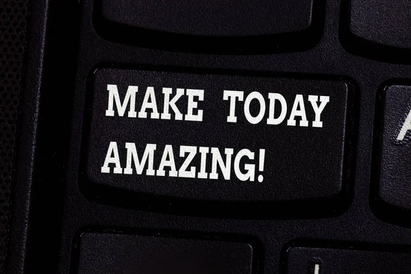 Escritura a mano de texto Make Today Amazing. Concepto que significa animar a alguien a ver lado positivo brillante del día Teclado clave Intención de crear mensaje de computadora presionando el teclado idea . — Foto de Stock