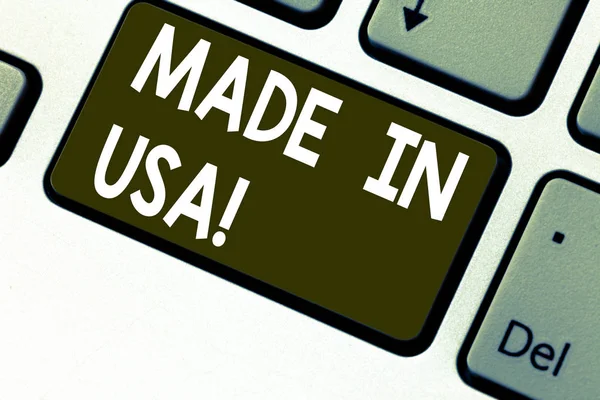 Signo de texto que muestra Made In U.S.. Foto conceptual Marca americana Estados Unidos Producto local manufacturado Llave del teclado Intención de crear un mensaje de computadora presionando la idea del teclado . —  Fotos de Stock