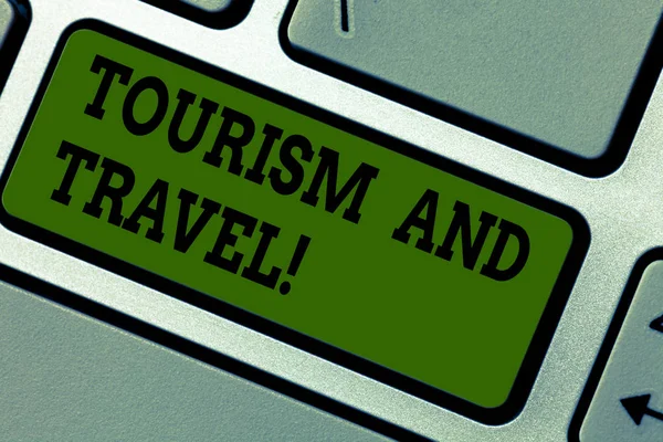 Szöveg jel mutatja a turizmus és utazás. Fogalmi fotó üzleti vonzza a szórakoztató turisták billentyű szándékát, hogy hozzon létre a számítógép üzenetet, nyomja meg a billentyűzet ötlet elhelyezésére. — Stock Fotó