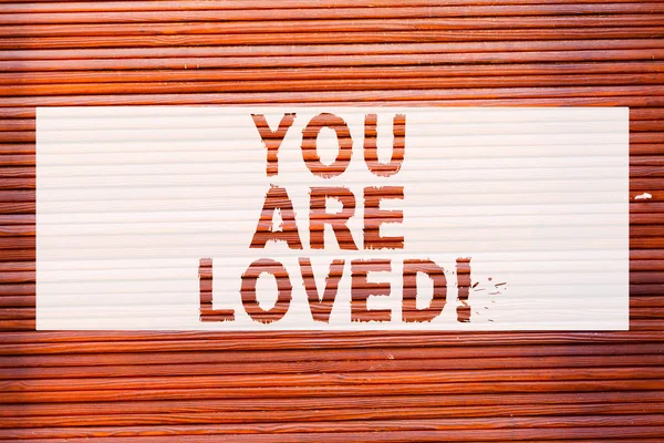 Note d'écriture montrant que vous êtes aimé. Photo d'affaires mettant en valeur Quelqu'un aime que vous avez des sentiments forts heureux excité Brick Wall art comme Graffiti appel motivationnel écrit sur le mur . — Photo