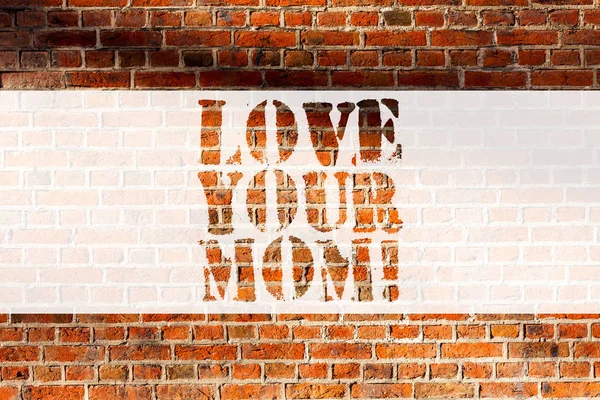 愛あなたのママを書く手書き文字。概念の意味あなたの母愛する感情レンガの壁の芸術について良い感情を持っているように壁に書かれた落書き動機付けコール. — ストック写真
