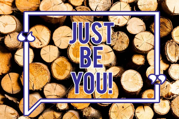 Signo de texto que muestra Just Be You. Foto conceptual Sigue siendo auténtico único a ti mismo Motivación Inspiración Fondo de madera madera vintage madera salvaje mensaje ideas intenciones pensamientos . — Foto de Stock