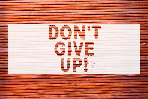 Schrijven van notitie weergegeven: Don T Give Up. Zakelijke foto presentatie houden proberen totdat je slagen volg je dromen doelen bakstenen muur kunst zoals motiverende gesprek Graffiti geschreven op de muur. — Stockfoto