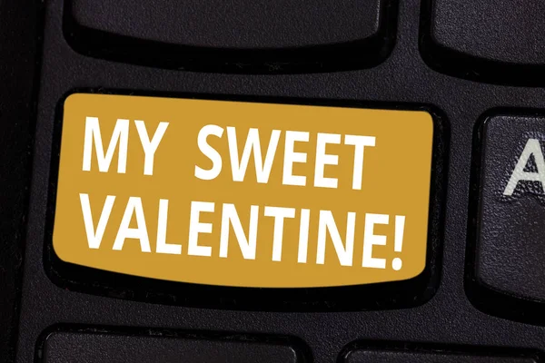 Handskrift text min söta Valentine. Begreppet betyder dag att fira par i roanalysistically inblandade tangent avsikt att skapa dator meddelande genom att trycka på knappsatsen idé. — Stockfoto