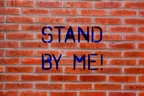 Textschild mit Standpunkt zu mir. konzeptionelle Foto immer um mich herum dort zählen auf jemand die ganze Zeit Ziegelmauer Kunst wie Graffiti Motivationsaufruf an die Wand geschrieben. — Stockfoto