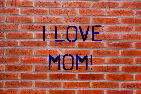 Segno di testo che mostra I Love Mom. Foto concettuale Buoni sentimenti su mia madre Affetto amorevole felicità Mattone Wall arte come Graffiti chiamata motivazionale scritta sul muro . — Foto Stock